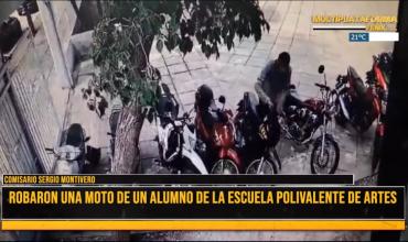 Robó una moto, fue grabado y es intensamente buscado