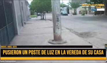 Lleva 27 años con un poste de luz en su garaje y EDELaR le pide 2 millones para retirarlo