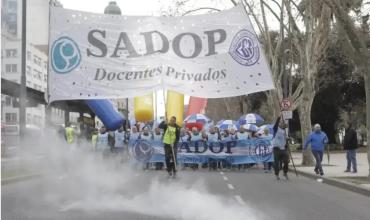 Docentes privados reclaman pagos adeudados y el cumplimiento del bono de $50.000