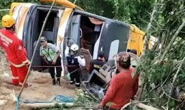 Tragedia en un viaje de egresados en Perú: 11 personas murieron luego de que un micro escolar cayera por un precipicio