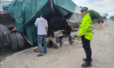 Volcó un camión que transportaba vino en tetra packs desde Mendoza a Chaco y un grupo de vecinos se llevó toda la carga