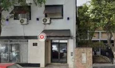 Jubilado de 66 años encontrado muerto en un hotel de Liniers: investigan a la mujer que lo acompañaba