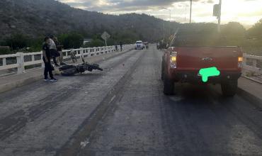 Ruta 40: Motocilclista chocó una camioneta que se había detenido en un puente