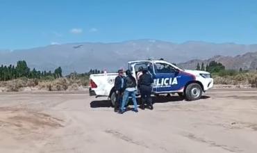 Detuvieron una asambleísta en Villa Castelli: “Solo desplegó la bandera en forma pacífica cuando estaba llegando Quintela. La rodearon policías y la llevaron detenida sin ningún motivo”