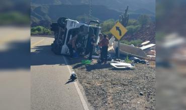 Vuelco de camión en la Ruta Nacional 40: El conductor resultó ileso 