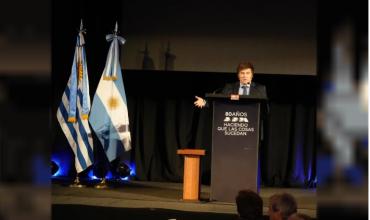 Javier Milei recibió un premio en Uruguay y volvió a cuestionar al Estado: "Es una asociación criminal"