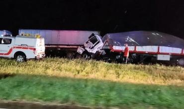 Choque fatal en la autopista Rosario-Córdoba en medio de una fuerte tormenta: un muerto y cuatro heridos graves