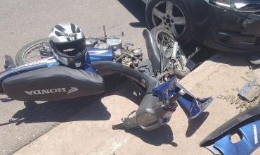 Choque entre una moto y un auto en el cruce de Flor del Aire y Capricornio