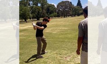 ¿Cambia de deporte? Colapinto estuvo jugando al golf en Argentina