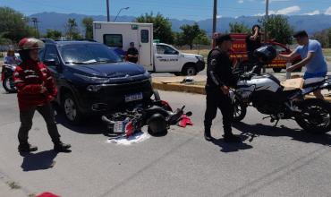 Choque entre una moto y un auto por Avenida 2 de Abril y Granados