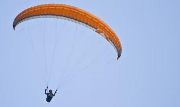 Un hombre volaba en parapente, se cerró una de las alas y se salvó de milagro