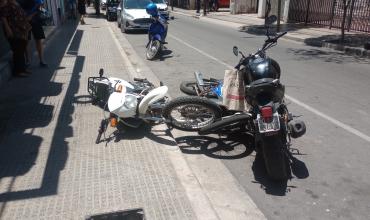 Tres motocicletas chocaron en el centro de la ciudad