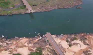 Brasil: cedió un puente y tres camiones cayeron al río