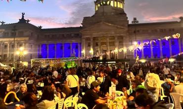 La cena navideña frente al Congreso albergó a decenas de personas en situación de calle