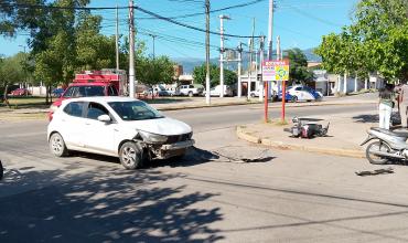 Fuerte choque entre una moto y un automóvil: una persona fue trasladada 