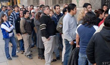 A fines del 2024 hubo una leve mejora del empleo pero en un año se perdieron casi 200 mil puestos