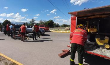 Impactante siniestro vial: motocicleta terminó abajo de automóvil