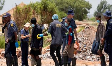 Conmoción en Sudáfrica: encontraron 78 cadáveres en una mina de oro ubicada a más de 2 kilómetros bajo tierra