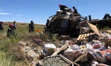 Tres muertos por un brutal choque entre un auto y un camión en Tandil