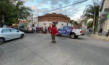 Dos heridos tras colisión entre motocicleta y automóvil en Capital 