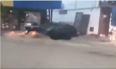 Córdoba: un fuerte temporal provocó inundaciones y arrastró autos en las calles de Santa Rosa de Calamuchita