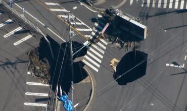 Se hundió una calle en Japón y un camionero quedó atrapado: la grieta sigue creciendo