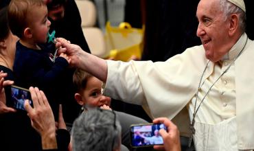 El papa Francisco arengó a las parejas jóvenes a tener más hijos: “No tengan miedo”