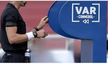 Mejoras en el VAR: La IFAB busca implementar la tarjeta verde y generar alternativas económicas