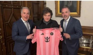 "Con cariño": Javier Milei recibió una camiseta autografiada por Lionel Messi