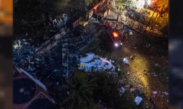 Brasil: un avión bimotor cayó sobre una transitada avenida en Sao Paulo e impactó en un autobús