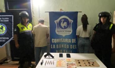 Pareja detenida por circular en una moto con arma de fuego y drogas