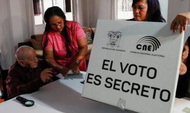 Los ecuatorianos van a las urnas para elegir presidente