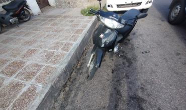 Hallan motocicleta abandonada tras ser impactada por una camioneta en Av. Castro Barros