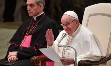 El papa Franciso presentó una "leve mejoría" y se encuentra "estable", indicó el Vaticano