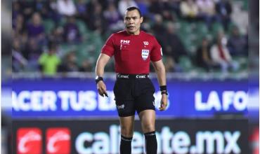 Un árbitro mexicano fue sancionado por pedirle un autógrafo a Messi en la Concacaf Champions League