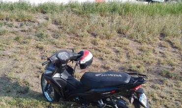 Dos jóvenes resultaron con lesiones leves tras caída en motocicleta en Av. Juan Manuel de Rosas