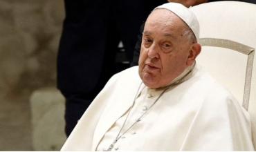 El Vaticano informó que el papa Francisco pasó una noche tranquila tras la crisis respiratoria