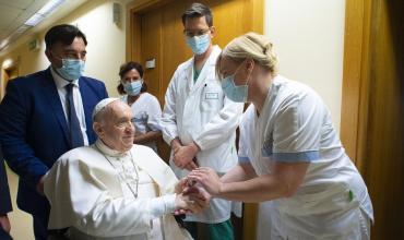 Fieles de todo el mundo se acercan al Vaticano para rezar por la salud del papa Francisco