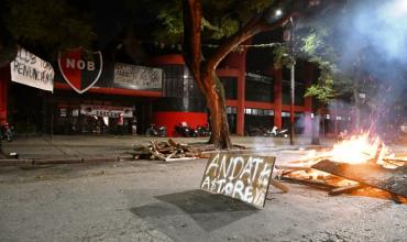 Hinchas de Newell‘s tomaron el club a la espera de la renuncia del presidente