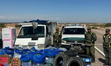 Con destino a La Rioja: detienen a dos personas que trasladan hojas de coca, cubiertas y mercadería de diferentes rubros