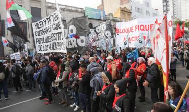 Un juez prohibió quitarles los planes a los piqueteros que cortan calles y el Gobierno confirmó que va a apelar