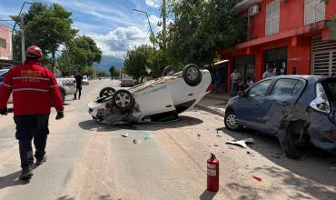 Automóvil volcó tras impactar contra un vehículo estacionado en el barrio Ermita