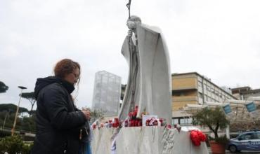 "Ni insuficiencia respiratoria ni broncoespasmos": el papa Francisco descansó bien y permanece "estable"