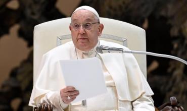 El Vaticano informó que el papa Francisco pasó una noche tranquila, pero su condición clínica sigue siendo “compleja”