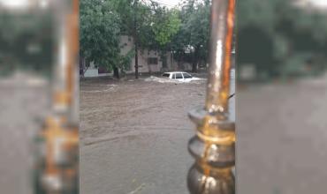 Evacuados y calles inundadas en Tucumán por un fuerte temporal