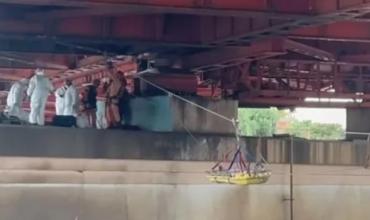 Encuentran un cadáver entre dos pilares del Puente Alsina