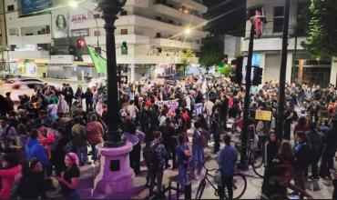 Tras el cacerolazo, cientos de personas marcharon a Plaza de Mayo