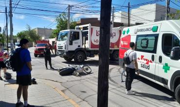 Choque entre un camión recolector y una moto por Urquiza y Adolfo E. Dávila: Dos personas con lesiones leves