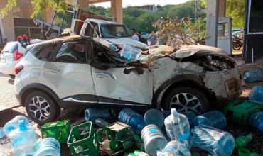 Córdoba: un camión cayó de un puente y aplastó tres vehículos