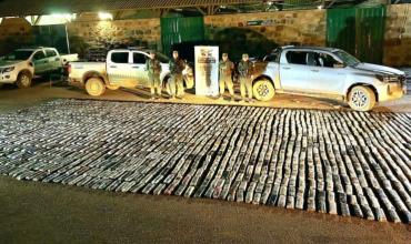 Jujuy: un conductor que llevaba 800 kilos de hojas de coca quedó atascado en el barro y huyó